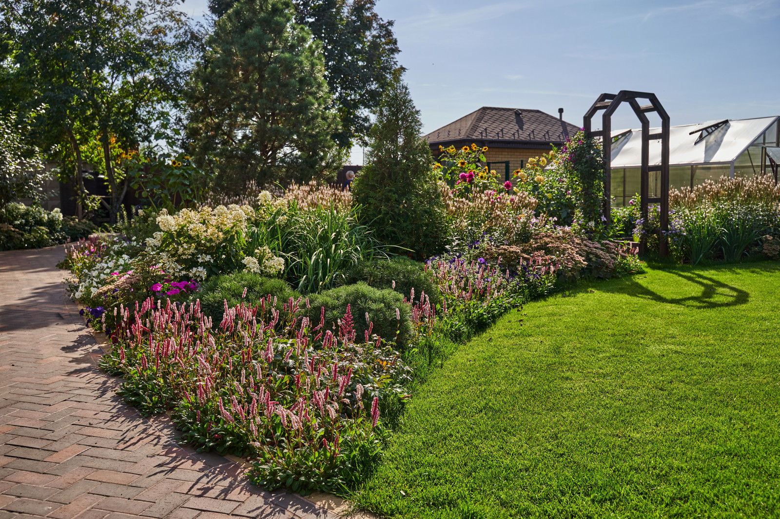 Сад в розовой дымке
