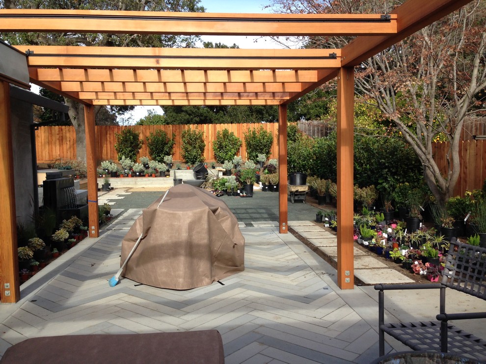 This is an example of an expansive contemporary patio in San Francisco.