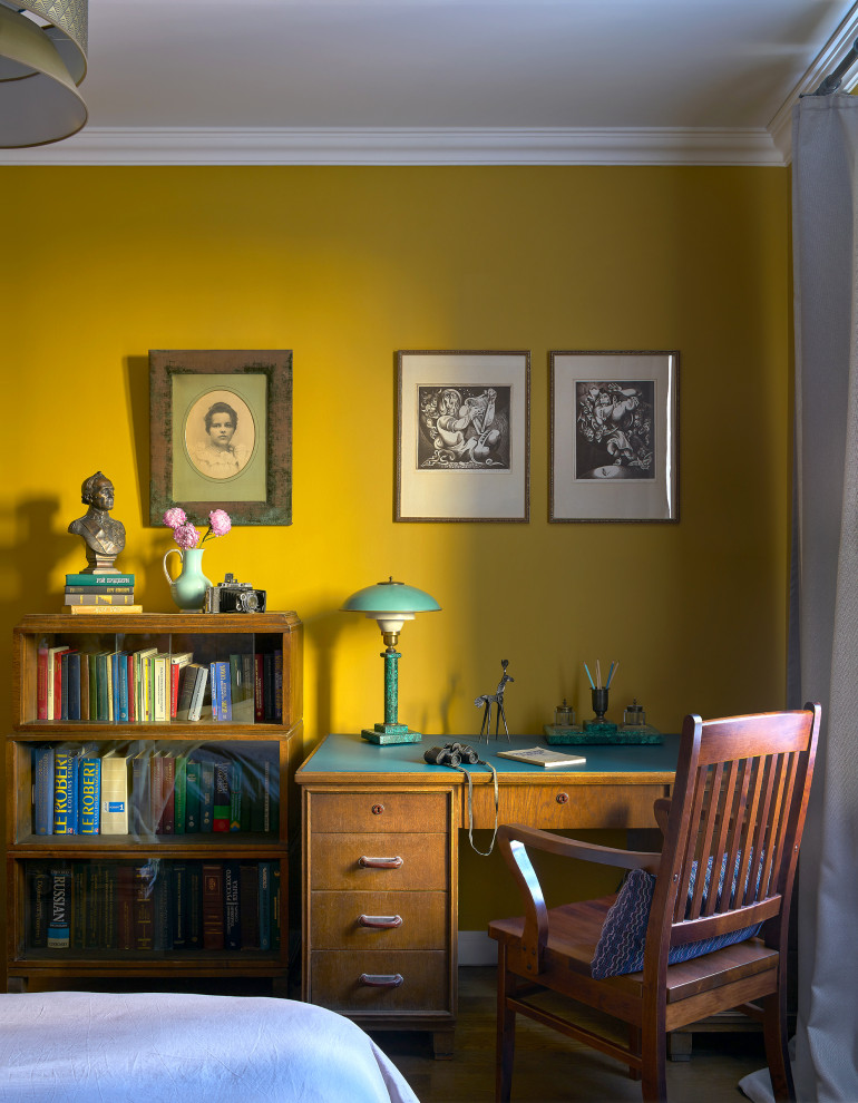 エカテリンブルクにある中くらいなエクレクティックスタイルのおしゃれな主寝室 (黄色い壁、無垢フローリング、茶色い床、表し梁、壁紙) のレイアウト