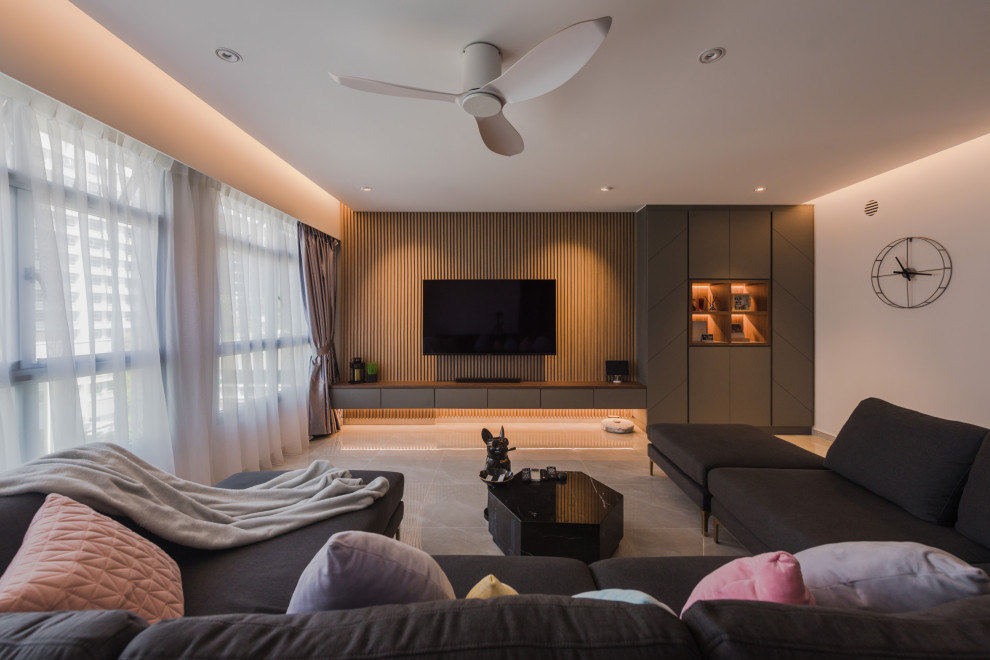 Пример оригинального дизайна: гостиная комната в современном стиле с белыми стенами, телевизором на стене и серым полом