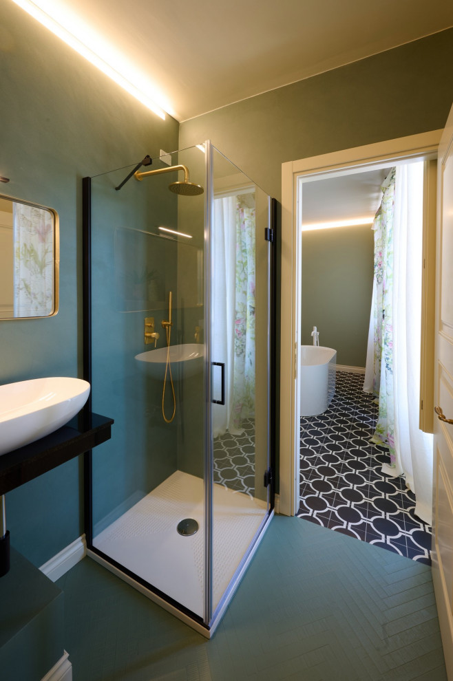 Источник вдохновения для домашнего уюта: маленькая ванная комната в современном стиле с отдельно стоящей ванной, угловым душем, раздельным унитазом, зеленой плиткой, зелеными стенами, темным паркетным полом, душевой кабиной, настольной раковиной, мраморной столешницей, зеленым полом, душем с распашными дверями, черной столешницей и тумбой под одну раковину для на участке и в саду