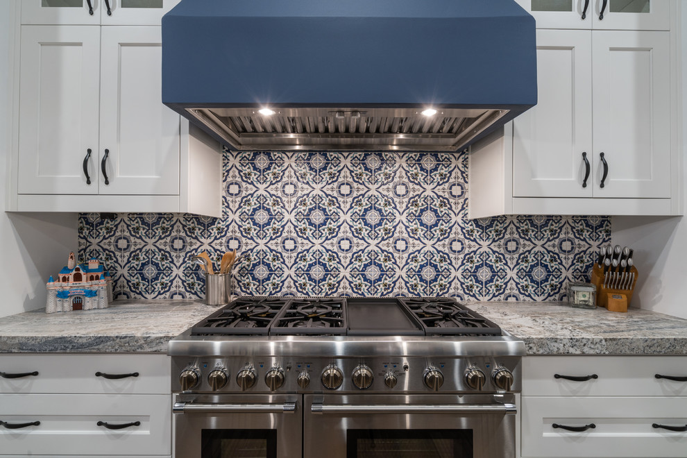 Kitchen - transitional kitchen idea in Phoenix