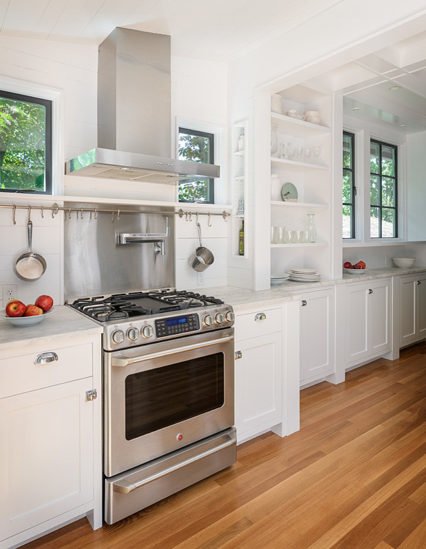 Transitional kitchen photo in Seattle