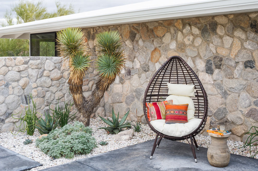 Mid-sized midcentury courtyard full sun xeriscape in Phoenix with a garden path and decking for summer.