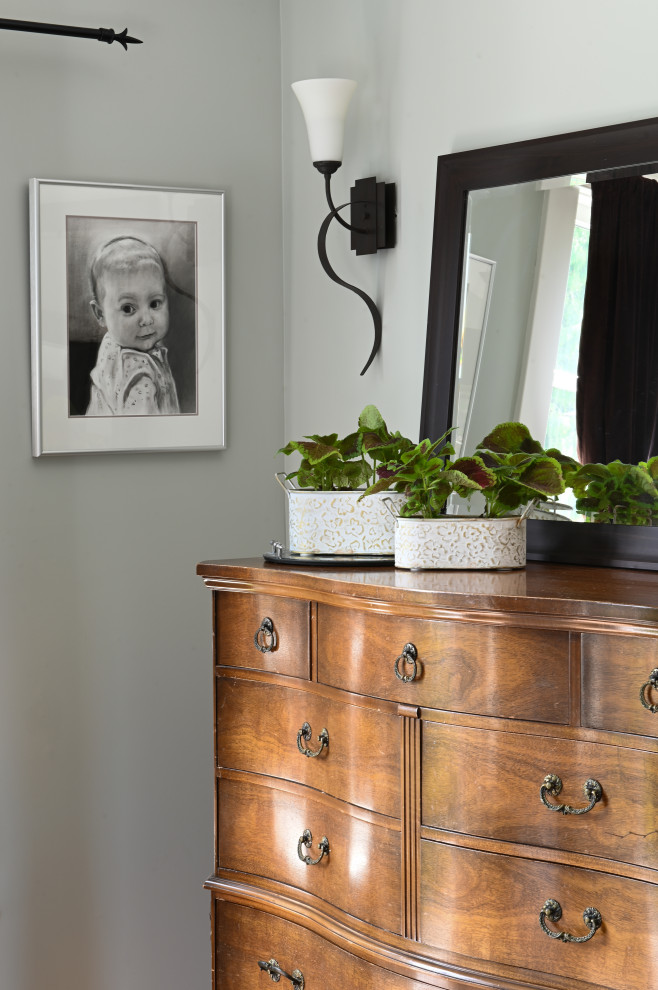 Transitional home design photo in Vancouver