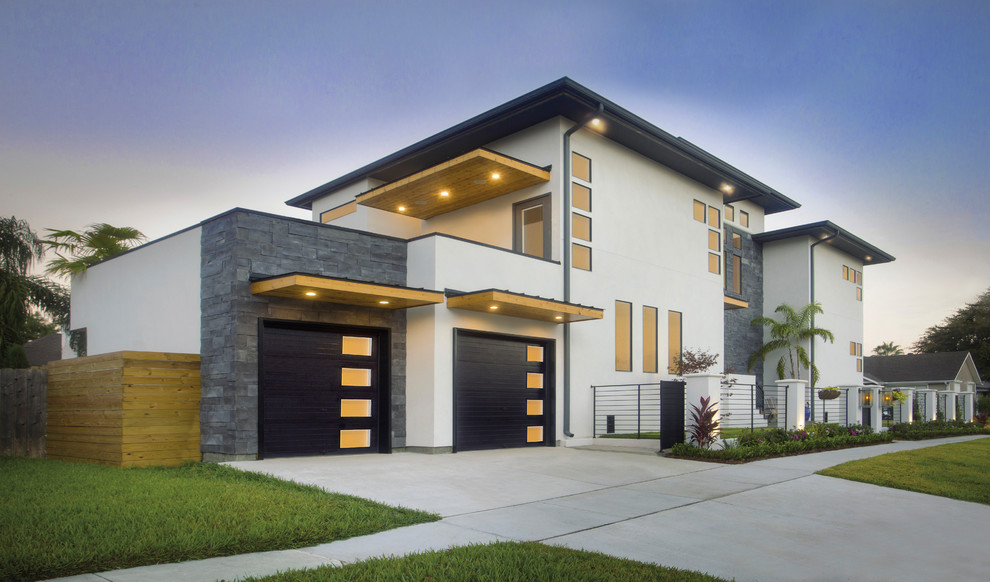 Photo of a large modern two-storey concrete white house exterior in Tampa with a flat roof.