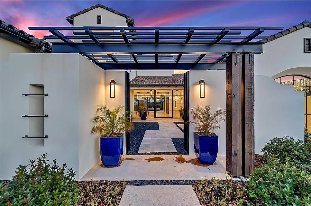 Foto di un portico minimalista di medie dimensioni e davanti casa con pavimentazioni in cemento e una pergola