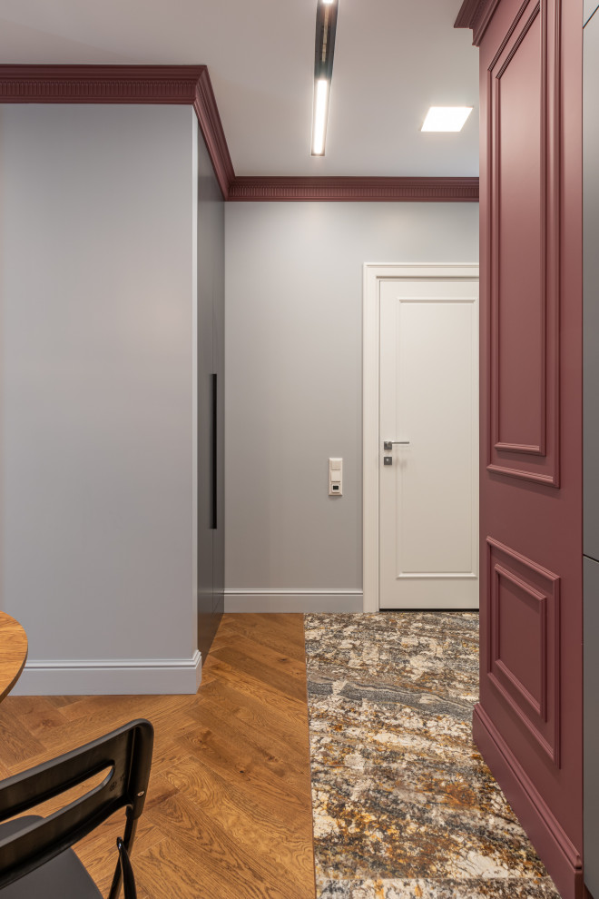 Стильный дизайн: маленькая входная дверь: освещение в стиле неоклассика (современная классика) с гранитным полом, одностворчатой входной дверью и разноцветным полом для на участке и в саду - последний тренд