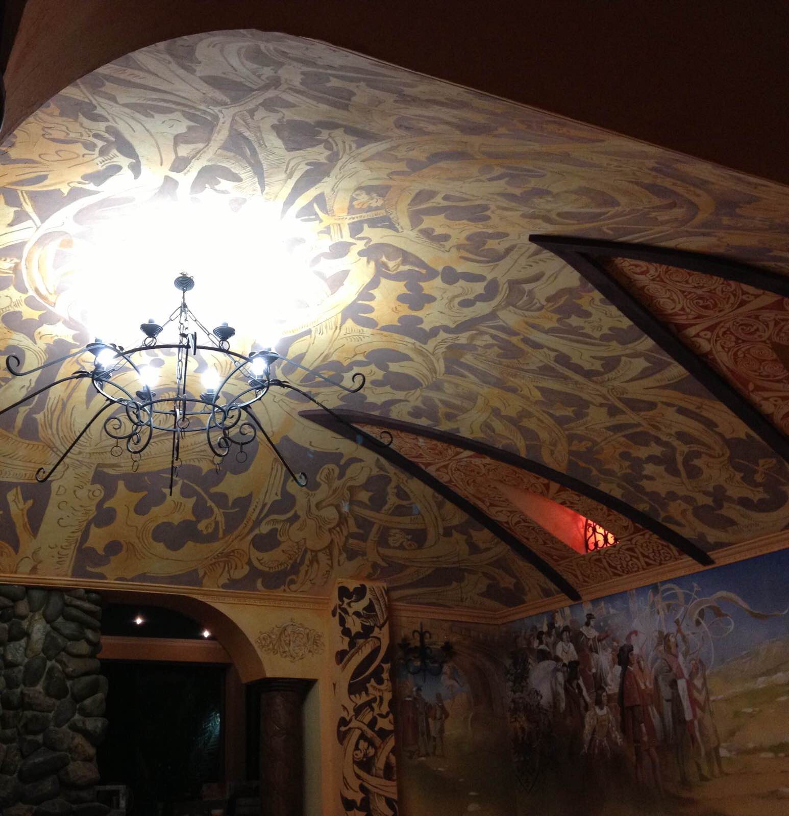 Частный дом. Краснодар. Роспись стен и потолка.