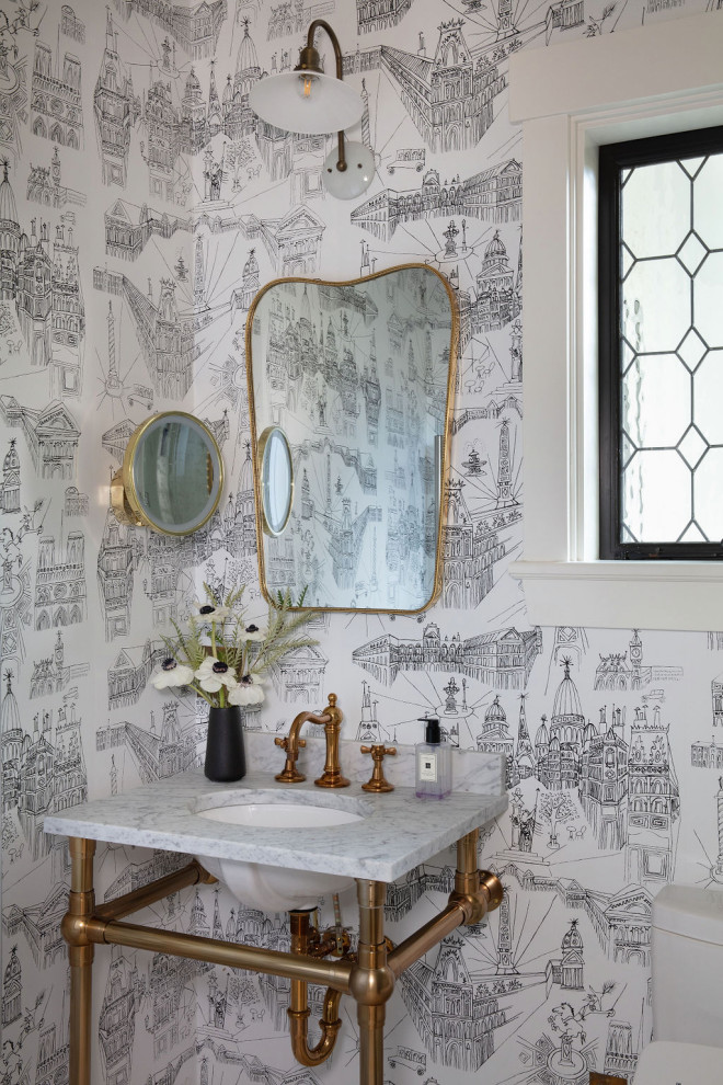 サンタバーバラにあるトラディショナルスタイルのおしゃれなトイレ・洗面所 (大理石の洗面台) の写真