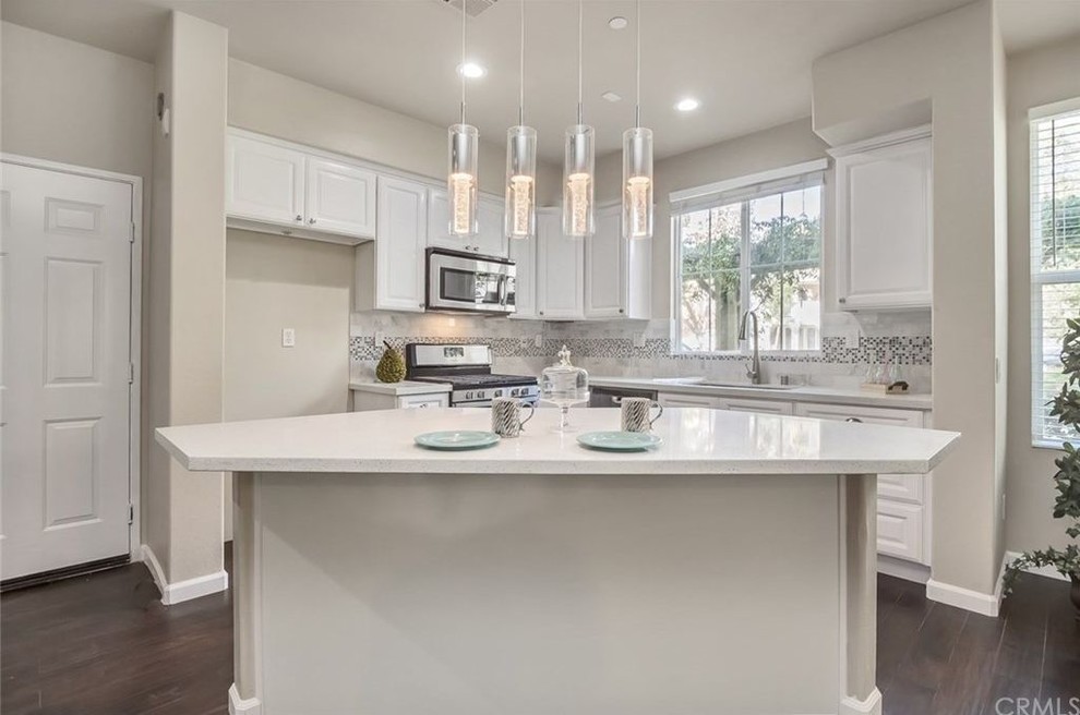 Transitional kitchen photo in Orange County