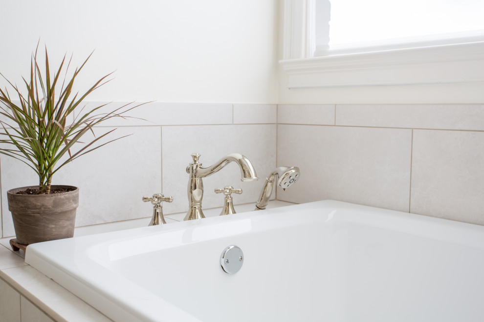 Inspiration for a transitional home design remodel in Atlanta