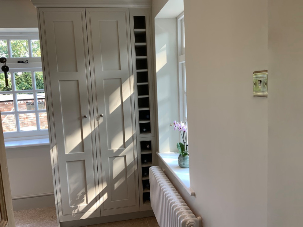 バッキンガムシャーにあるラグジュアリーな広いカントリー風のおしゃれな家事室 (L型、インセット扉のキャビネット、グレーのキャビネット、木材カウンター) の写真