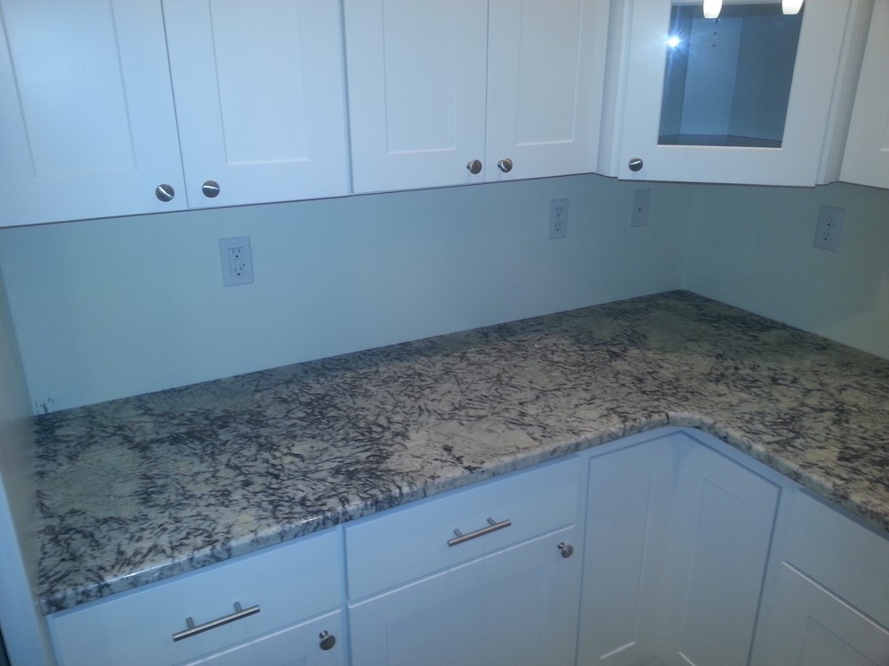 Backsplash with white ice granite