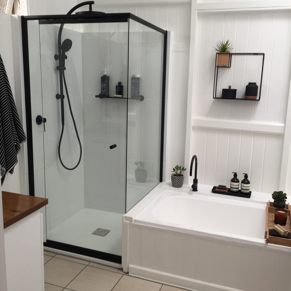 Photo of a modern bathroom in Brisbane with a corner shower.