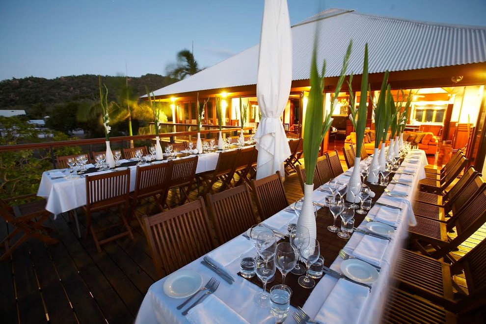 Design ideas for a large contemporary backyard garden for summer in Townsville with decking.