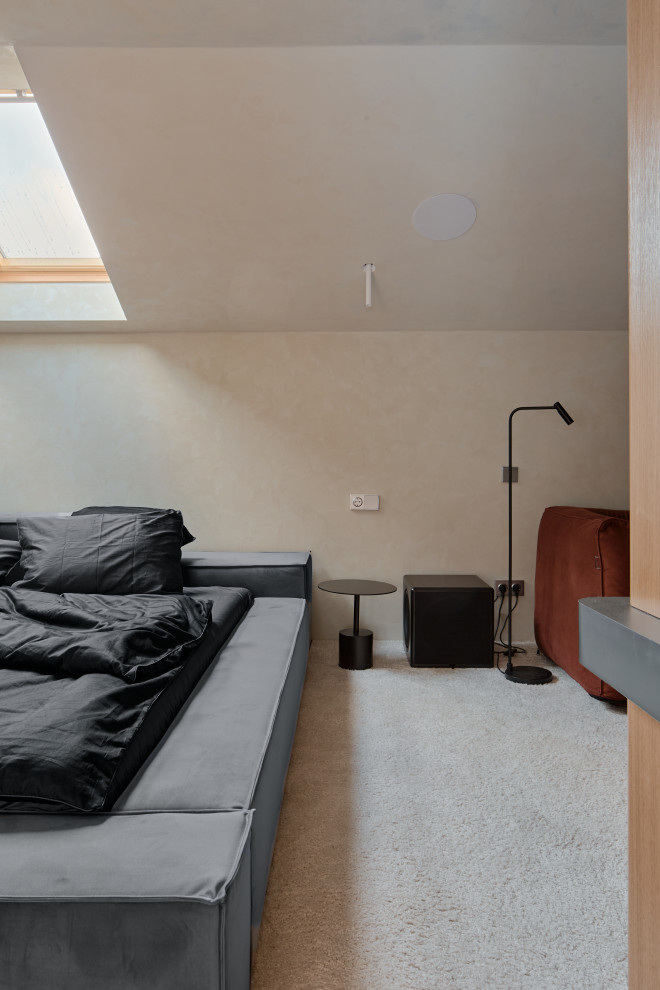 Спальня с прозрачной ванной