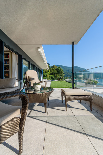 Villa with garden minimalistisch-terrasse