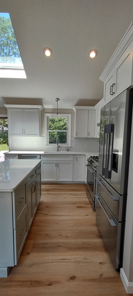 Kitchen & Dining Area Banquett Seated Island Soloution with a splash of color.