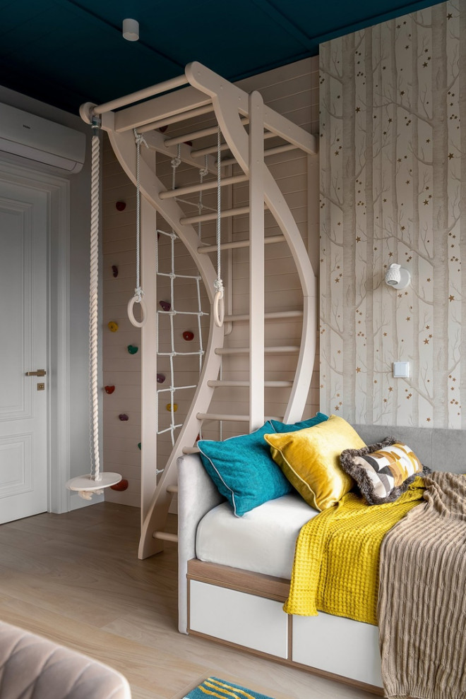 Immagine di una grande cameretta per bambini da 4 a 10 anni minimal con pareti beige, pavimento con piastrelle in ceramica, pavimento beige, soffitto in perlinato e carta da parati
