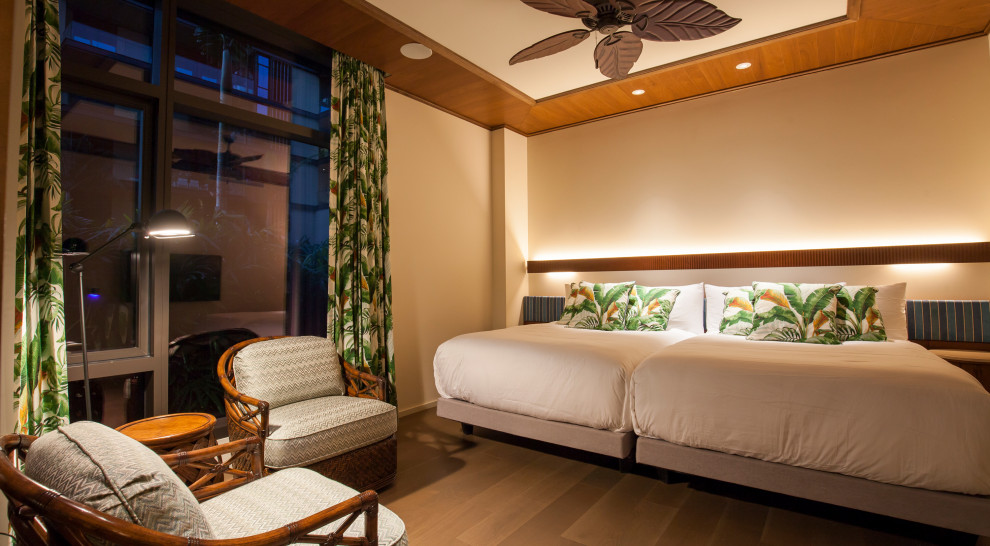 Maritimes Schlafzimmer mit weißer Wandfarbe und braunem Boden in Hawaii