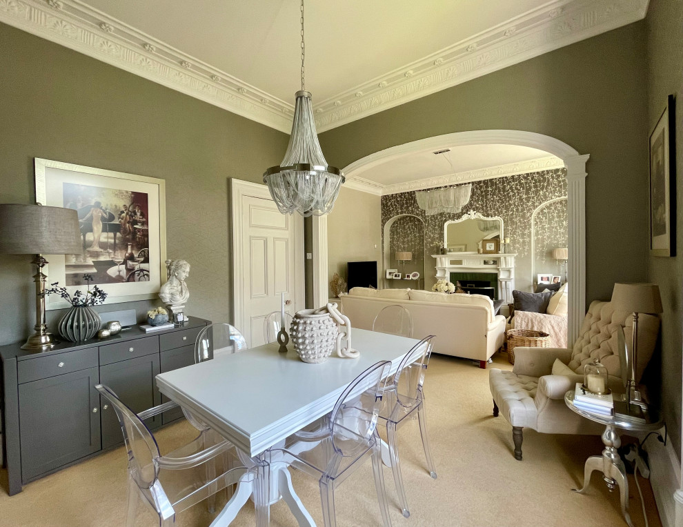 Exemple d'une salle à manger ouverte sur le salon chic de taille moyenne avec un mur gris, moquette, une cheminée standard, un manteau de cheminée en bois, un sol beige, du papier peint et éclairage.