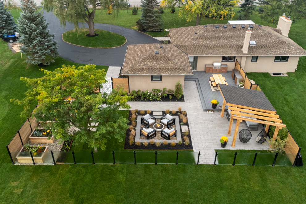 Example of a transitional home design design in Toronto