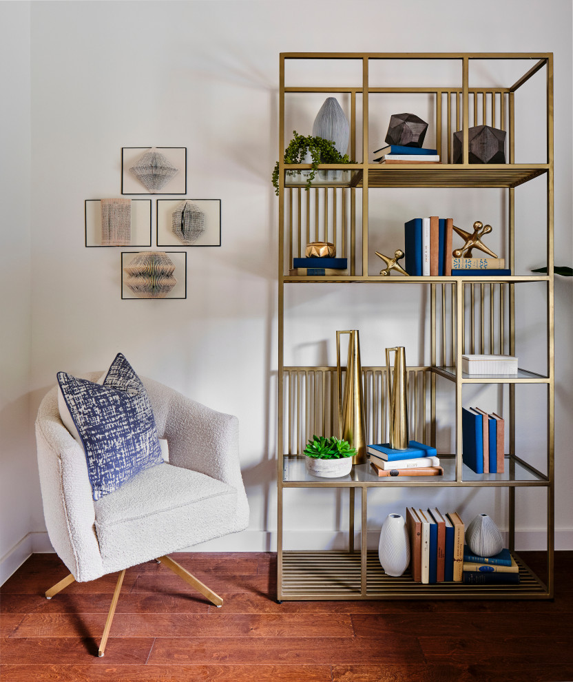 Foto di un ufficio minimalista di medie dimensioni con pareti bianche, pavimento in legno massello medio, scrivania autoportante, pavimento marrone e travi a vista