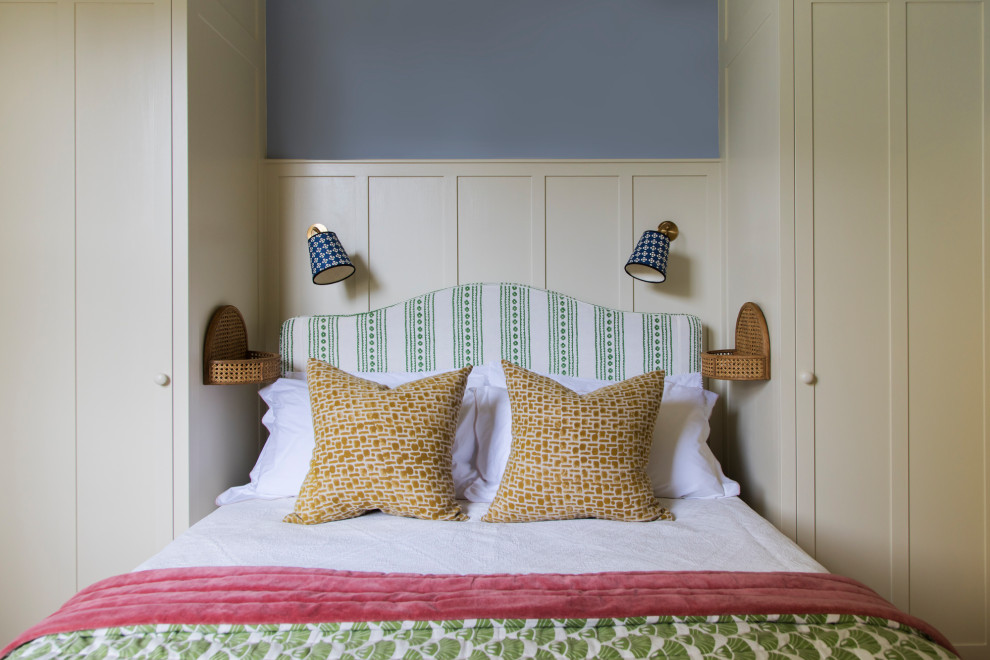 Идея дизайна: гостевая спальня среднего размера, (комната для гостей) в викторианском стиле с синими стенами, светлым паркетным полом и панелями на части стены