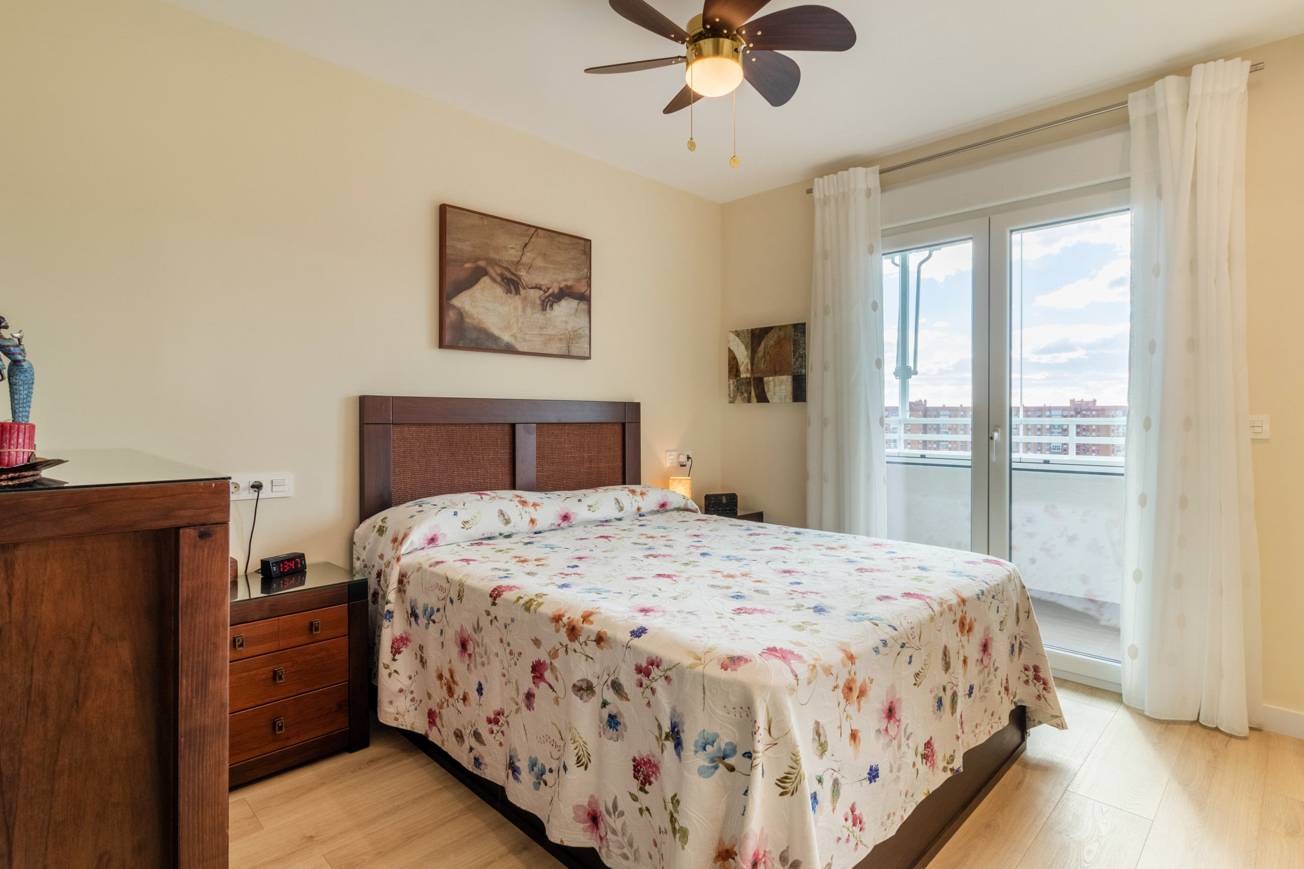 Dormitorio principal con ventilador