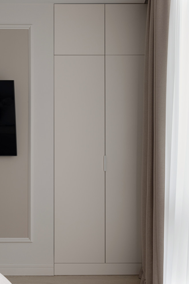 Бежевый шкаф в спальню в цвет стен