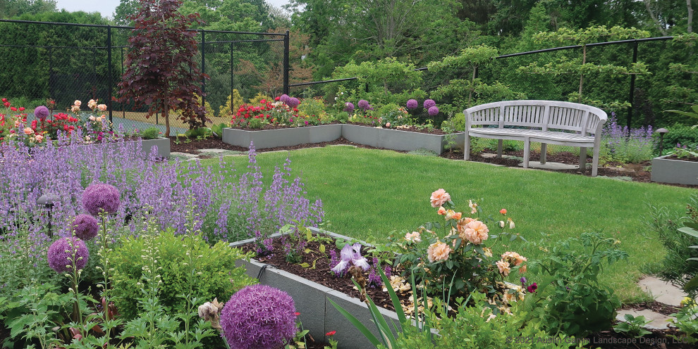 На фото: большой солнечный, весенний участок и сад на заднем дворе в классическом стиле с высокими грядками, хорошей освещенностью, покрытием из каменной брусчатки и с металлическим забором