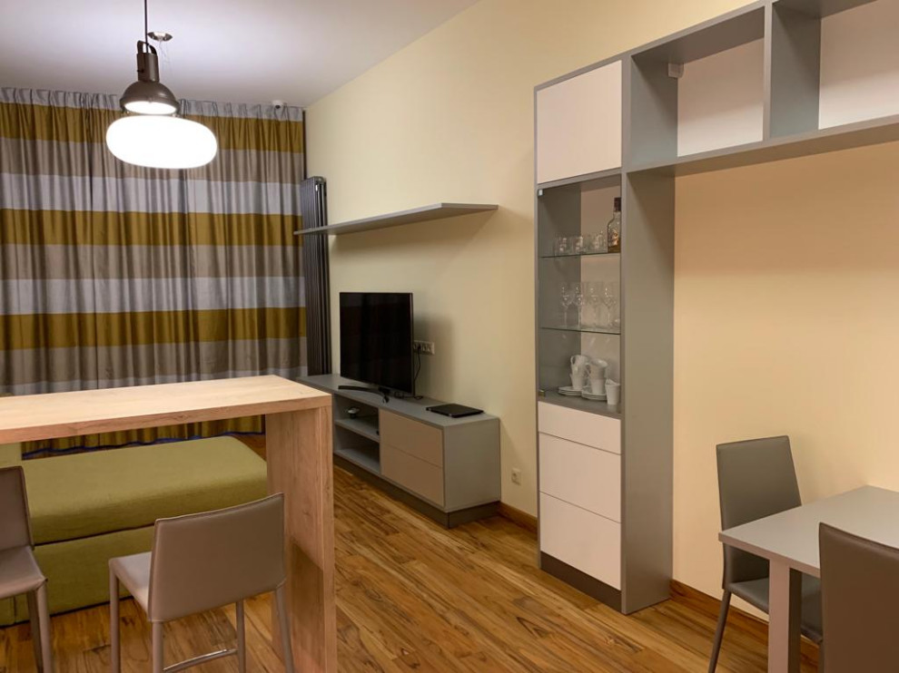 Immagine di una sala da pranzo aperta verso il soggiorno minimal di medie dimensioni con pareti beige, pavimento in legno massello medio, pavimento beige, soffitto ribassato e carta da parati
