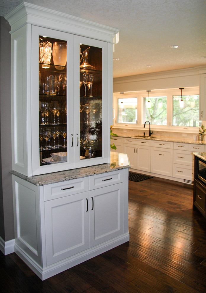 Example of a classic kitchen design in Toronto