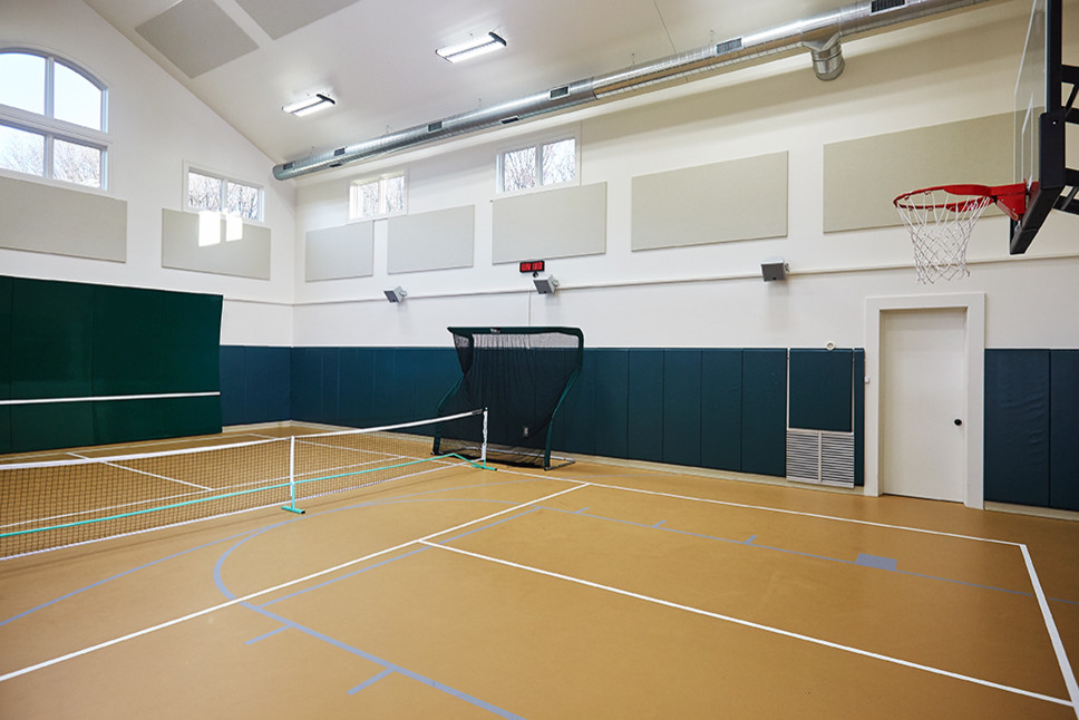Eklektischer Fitnessraum mit Indoor-Sportplatz und weißer Wandfarbe in Grand Rapids