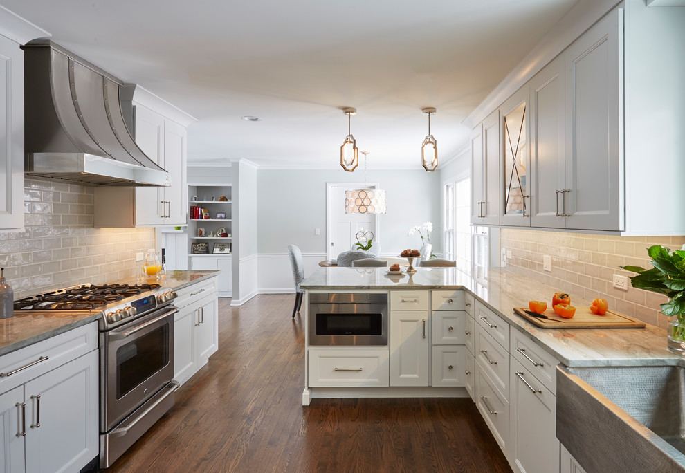 Kitchen - transitional kitchen idea in Chicago