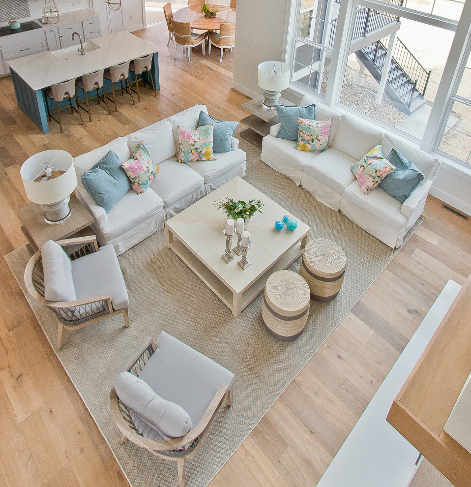 Modernes Wohnzimmer mit hellem Holzboden und braunem Boden in Sonstige