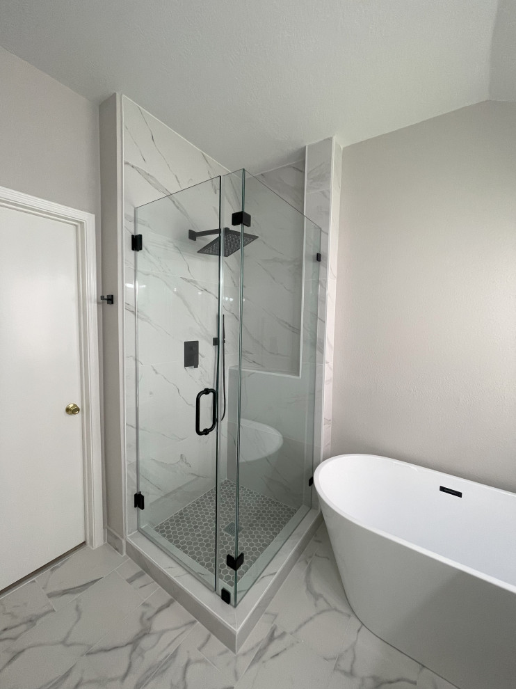 Idéer för att renovera ett mellanstort funkis vit vitt en-suite badrum, med skåp i shakerstil, grå skåp, ett fristående badkar, en hörndusch och grå kakel