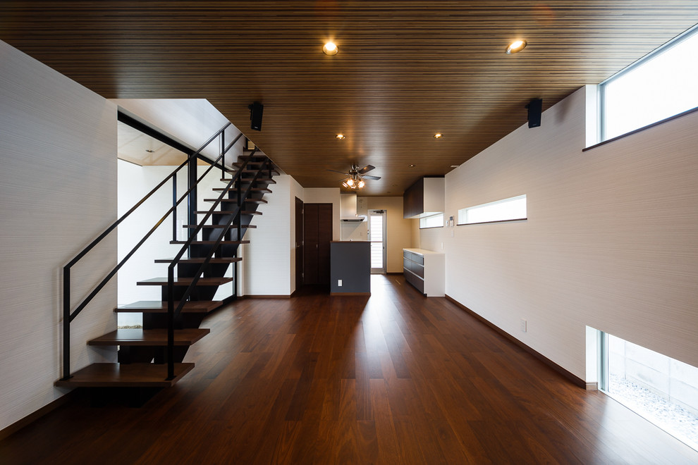 他の地域にあるおしゃれなリビングの写真