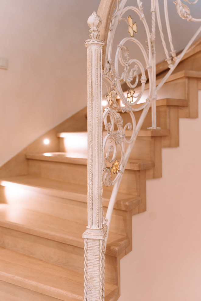 Пример оригинального дизайна: большая изогнутая деревянная лестница в стиле модернизм с деревянными ступенями, деревянными перилами и кирпичными стенами