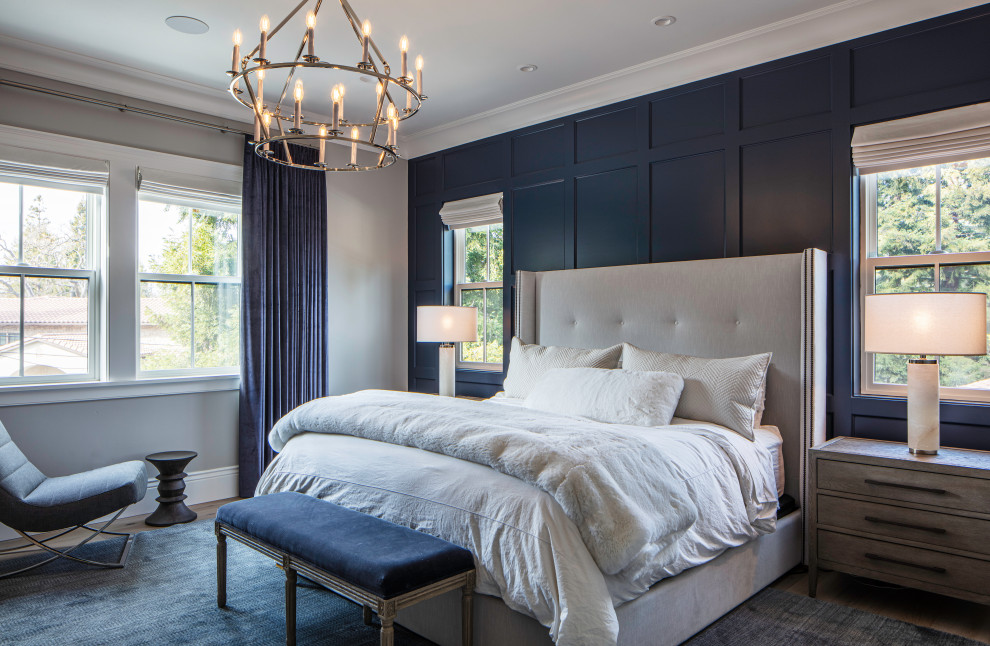 サンフランシスコにある広いトランジショナルスタイルのおしゃれな主寝室 (グレーの壁、淡色無垢フローリング、ベージュの床) のインテリア