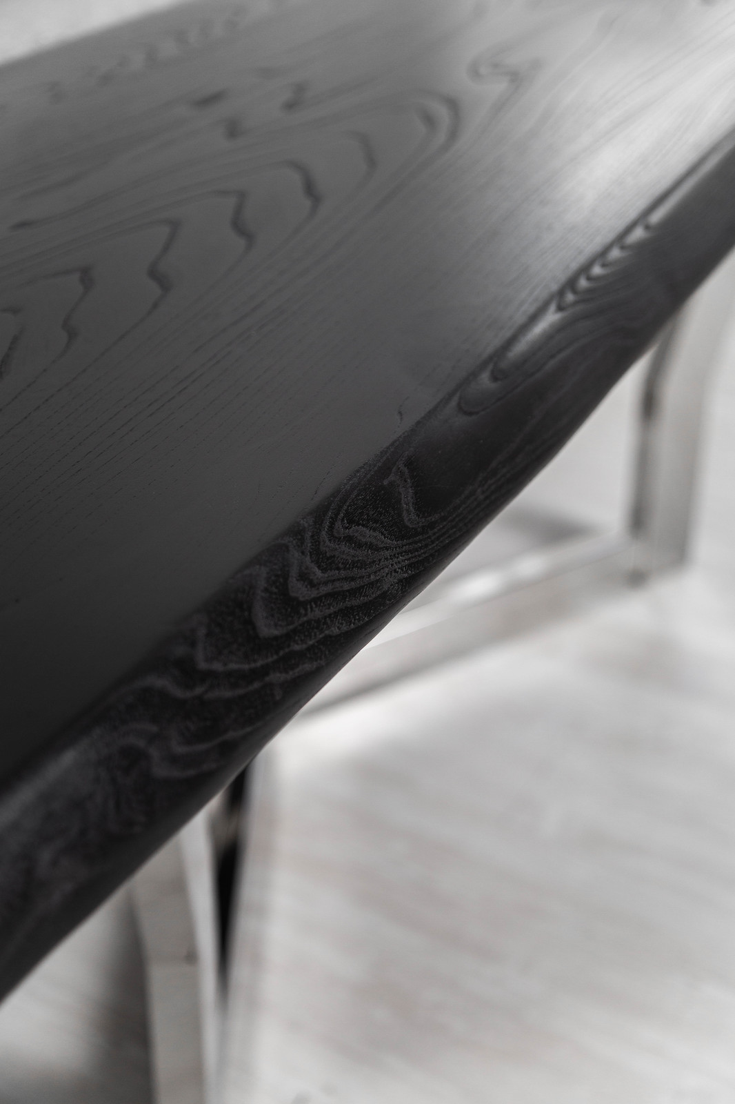 Стол-река из черного ясеня Black Diamond