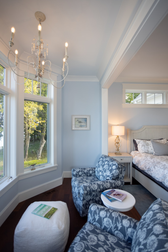 Ispirazione per una camera degli ospiti tradizionale con pareti blu, parquet scuro e pavimento marrone
