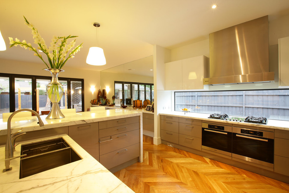 This is an example of a contemporary kitchen in Melbourne.