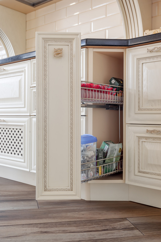 Кухня с порталом в частный дом г. Краснодар и массива ясеня