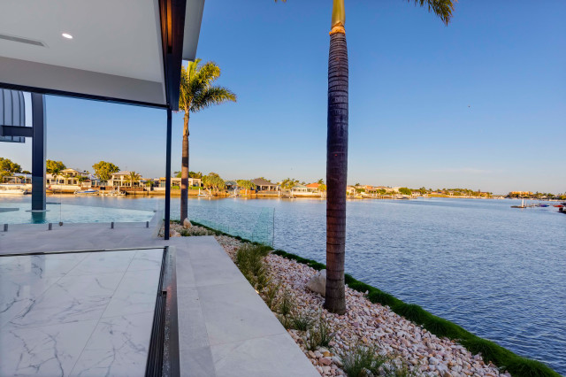 Delisser contemporary-deck