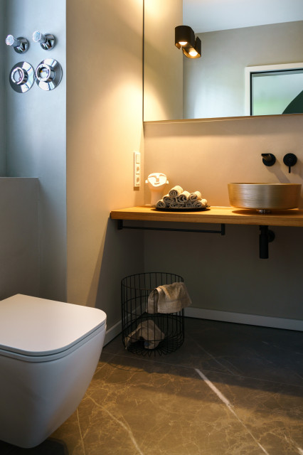 G&auml;ste WC: von mau zu Grau mit Wow. eclettico-bagno-di-servizio