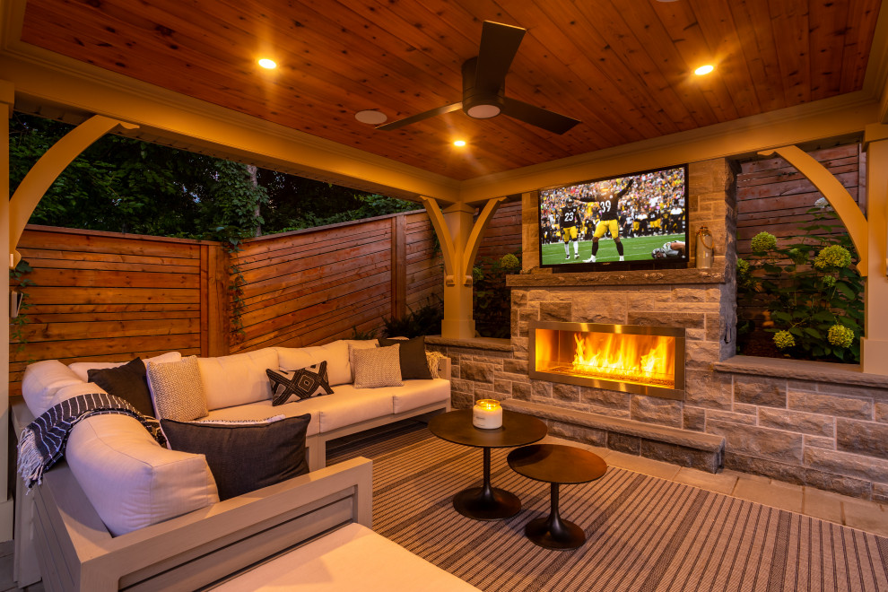 Design ideas for a mid-sized transitional landscaping in Toronto.