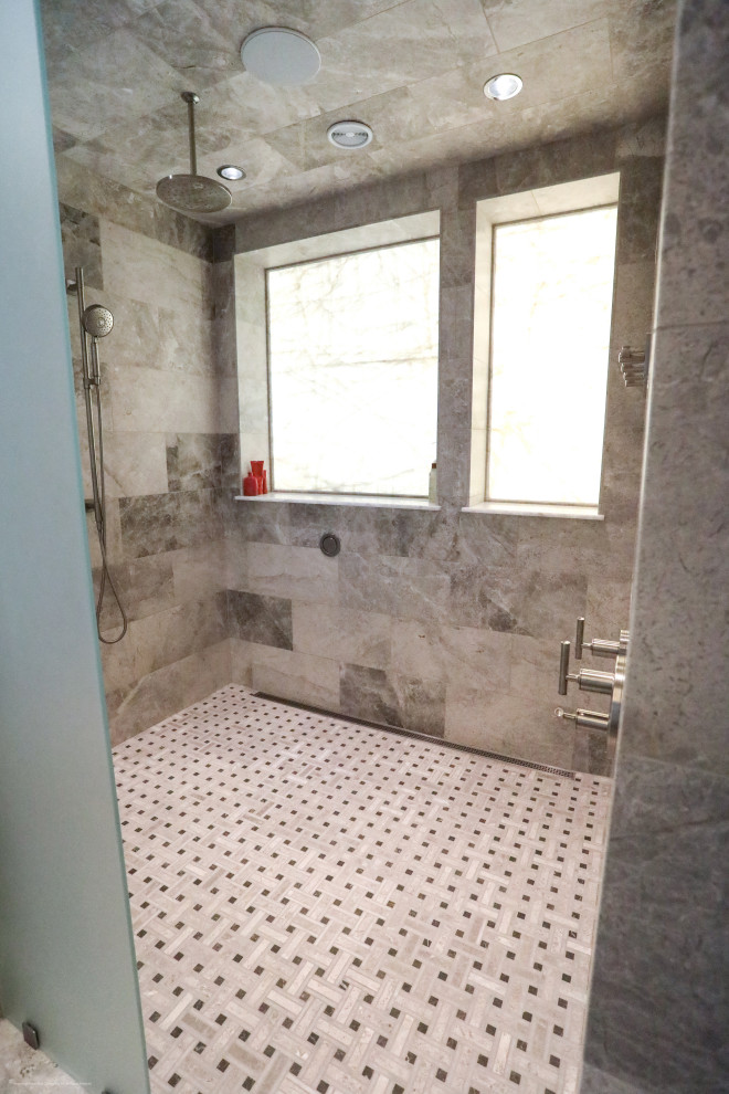 Bild på ett stort vintage en-suite badrum, med luckor med profilerade fronter, grå skåp, ett fristående badkar, en öppen dusch, en toalettstol med hel cisternkåpa, marmorkakel, marmorgolv, ett nedsänkt handfat och med dusch som är öppen
