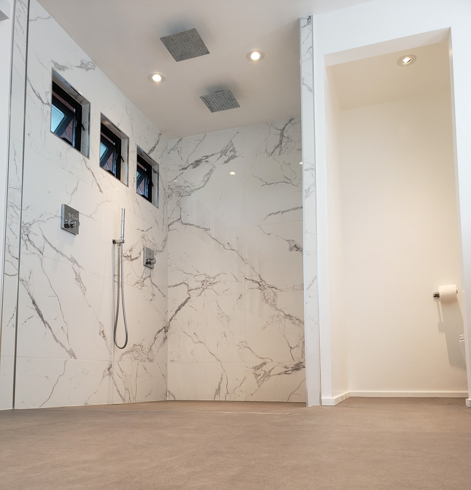 На фото: большая главная, серо-белая ванная комната в стиле модернизм с отдельно стоящей ванной, душем без бортиков, полом из керамогранита, тумбой под две раковины и подвесной тумбой с
